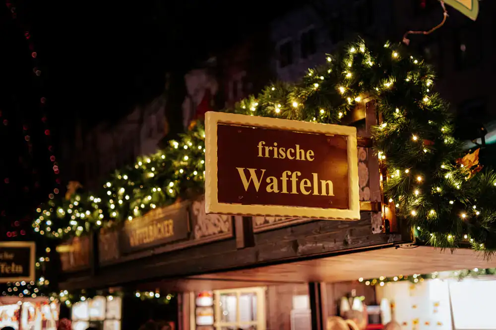 Fröhliche Gäste stehen zusammen und genießen frisch gebrühten Kaffee
