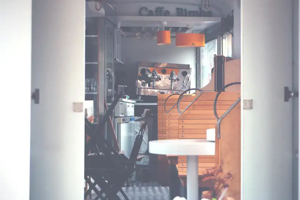 Blick in den mobilen Kaffeewagen mit frisch gebrühtem Kaffee