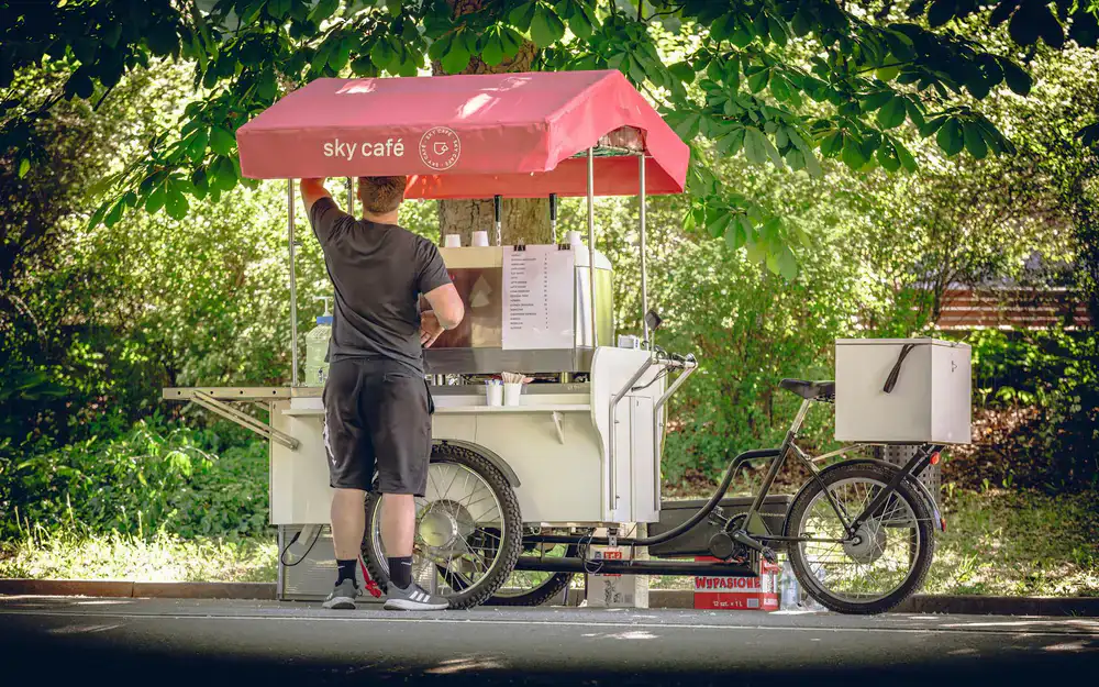Unser liebevoll gestalteter mobiler Kaffeewagen bei strahlendem Sonnenschein